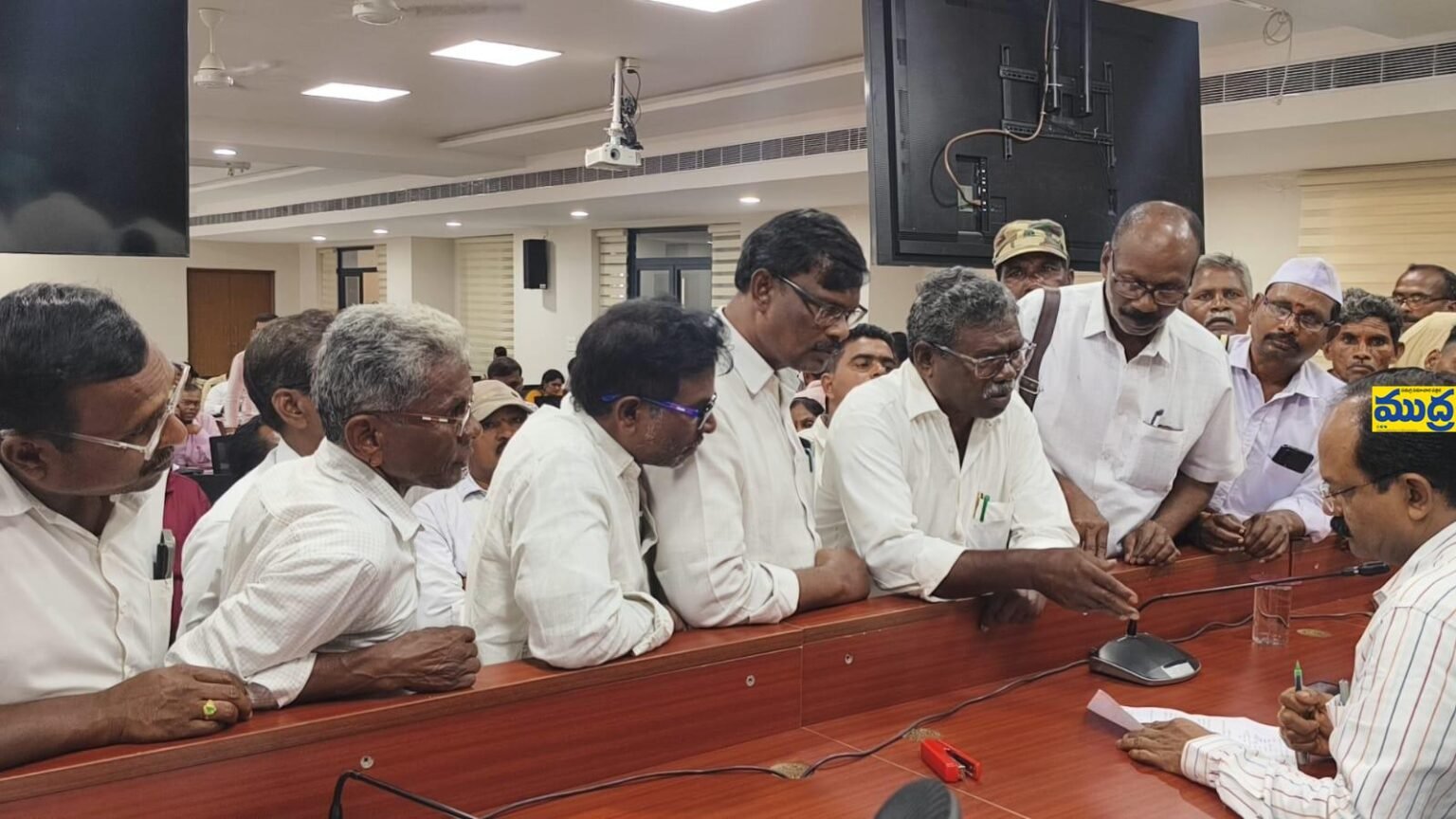ఇసుక అక్రమ తవ్వకాలను వెంటనే వెంటనే