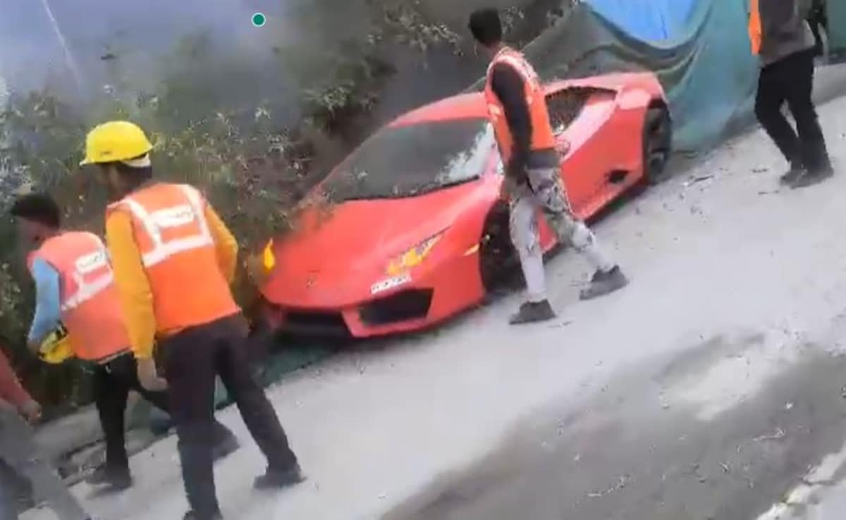 "ఎవరైనా చనిపోయారా?" నోయిడా ఫుట్‌పాత్‌లో 2 మంది కార్మికులను కొట్టిన తరువాత లంబోర్ఘిని డ్రైవర్