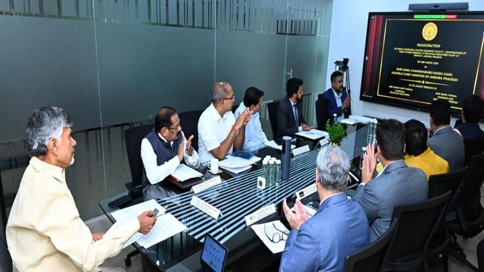 ఏపీలో ఏపీలో కోట్ల పెట్టుబడితో గ్రీన్ హైడ్రోజన్ హైడ్రోజన్ ప్లాంట్ ప్లాంట్ ప్లాంట్ ప్లాంట్ ప్లాంట్ వేల వేల మందికి ఉపాధి- ప్రారంభించిన సీఎం సీఎం చంద్రబాబు చంద్రబాబు చంద్రబాబు- హీరో ఫ్యూచర్ ఎనర్జీస్ తిరుపతిలో 1000 కోట్ల రూపాయల ఆకుపచ్చ హైడ్రోజన్ ప్రాజెక్టును 2000 మందిని ఉపయోగిస్తున్నారు, ఆంధ్ర ప్రదేశ్.