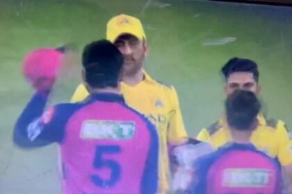 ఐపిఎల్ 2025 మ్యాచ్ తర్వాత ఎంఎస్ ధోనిని కలిసేటప్పుడు ఆర్‌ఆర్ ప్లేయర్స్ క్యాప్స్‌ను తొలగిస్తారు. ఇంటర్నెట్, "గొప్ప సంజ్ఞ"