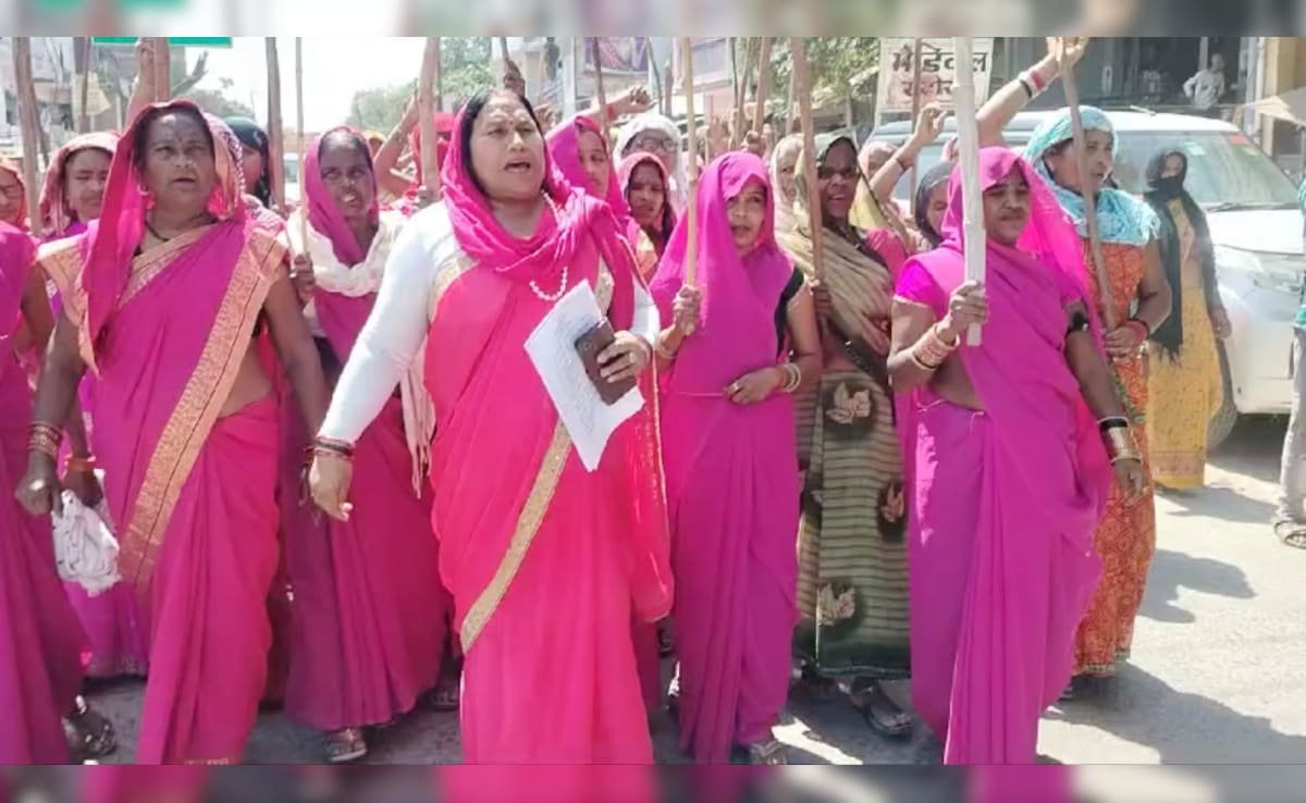 కట్నం హత్య ఆరోపణలపై 'గులాబి గ్యాంగ్' సభ్యులు యుపి పోలీస్ స్టేషన్‌లోకి ప్రవేశిస్తారు