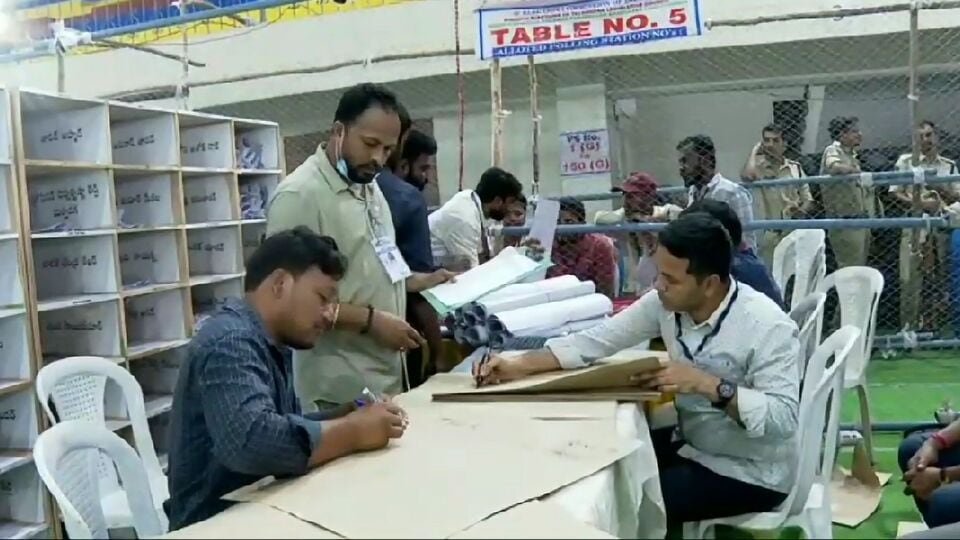 కరీంగనగర్‌లో మూడో రోజు ఎమ్మెల్సీ ఓట్ల ఓట్ల లెక్కింపు .. బీజేపీ- కాంగ్రెస్‌ మధ్య హోరాహోరీగా హోరాహోరీగా పోటీ- ఈ రోజు తెలంగానా న్యూస్ తాజా నవీకరణలు మార్చి 5 2025, తెలంగాణ తెలంగాణ