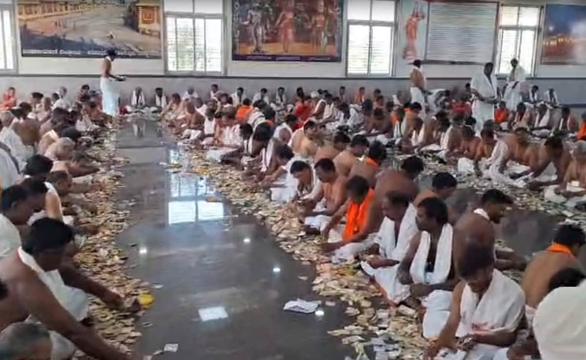 కర్ణాటక ఆలయంలో రూ .3,48,69,621 నగదు, 32 గ్రాముల బంగారం, 1 కిలోల వెండి విరాళం