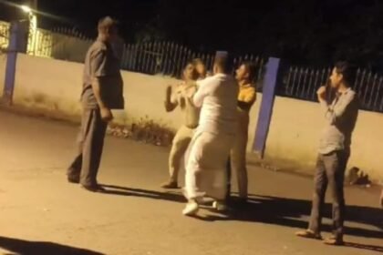 కర్ణాటక బిజెపి నాయకుడు, మిడ్నైట్ స్లాప్ పోరాటంలో కాప్. వీడియో వైరల్