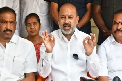 కాంగ్రెస్ కు అవినీతి అవినీతి సోకింది సోకింది సోకింది సోకింది, ఆందోళన వ్యాక్సిన్ తో బీజేపీ పోరాడుతుంది- బండి- సంజయ్- అవినీతి వైరస్ సోకిన కాంగ్రెస్ బిజెపి పోరాటాలు ఆందోళన వ్యాక్సిన్‌తో పోరాడుతాయి బాండి సంజయ్, తెలంగాణ తెలంగాణ