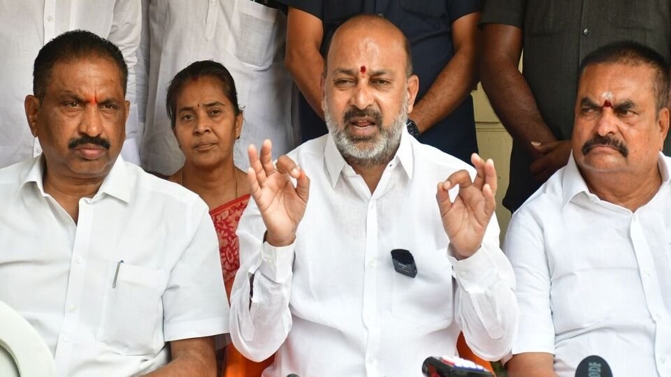 కాంగ్రెస్ కు అవినీతి అవినీతి సోకింది సోకింది సోకింది సోకింది, ఆందోళన వ్యాక్సిన్ తో బీజేపీ పోరాడుతుంది- బండి- సంజయ్- అవినీతి వైరస్ సోకిన కాంగ్రెస్ బిజెపి పోరాటాలు ఆందోళన వ్యాక్సిన్‌తో పోరాడుతాయి బాండి సంజయ్, తెలంగాణ తెలంగాణ