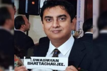 కోల్‌కతాలోని సీనియర్ టెక్కీ పనికి వెళుతుంది, భోజనం తర్వాత మరణానికి దూకుతుంది