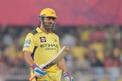 చెన్నై సూపర్ కింగ్స్ లాస్ వర్సెస్ రాజస్థాన్ రాయల్స్ - వాచ్ తో చివరి ఓవర్ తొలగింపు తరువాత ఎంఎస్ ధోని నిరాశకు గురయ్యాడు