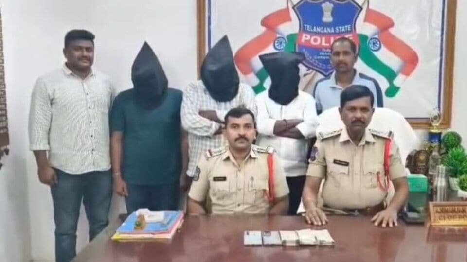 జగిటిలా క్రైమ్: అక్రమ అక్రమ దందాతో అధికారులకు ... ముగ్గురిని ముగ్గురిని అరెస్టు చేసిన పోలీసులు ..