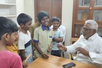 జాజిరి ఆడే పిల్లలతో పిల్లలతో ఎమ్మెల్సీ రెడ్డి చిట్ చిట్ చాట్ చాట్ ... పిల్లల సంపాదన సంపాదన చూసి చూసి ఆశ్చర్యం ఆశ్చర్యం ..