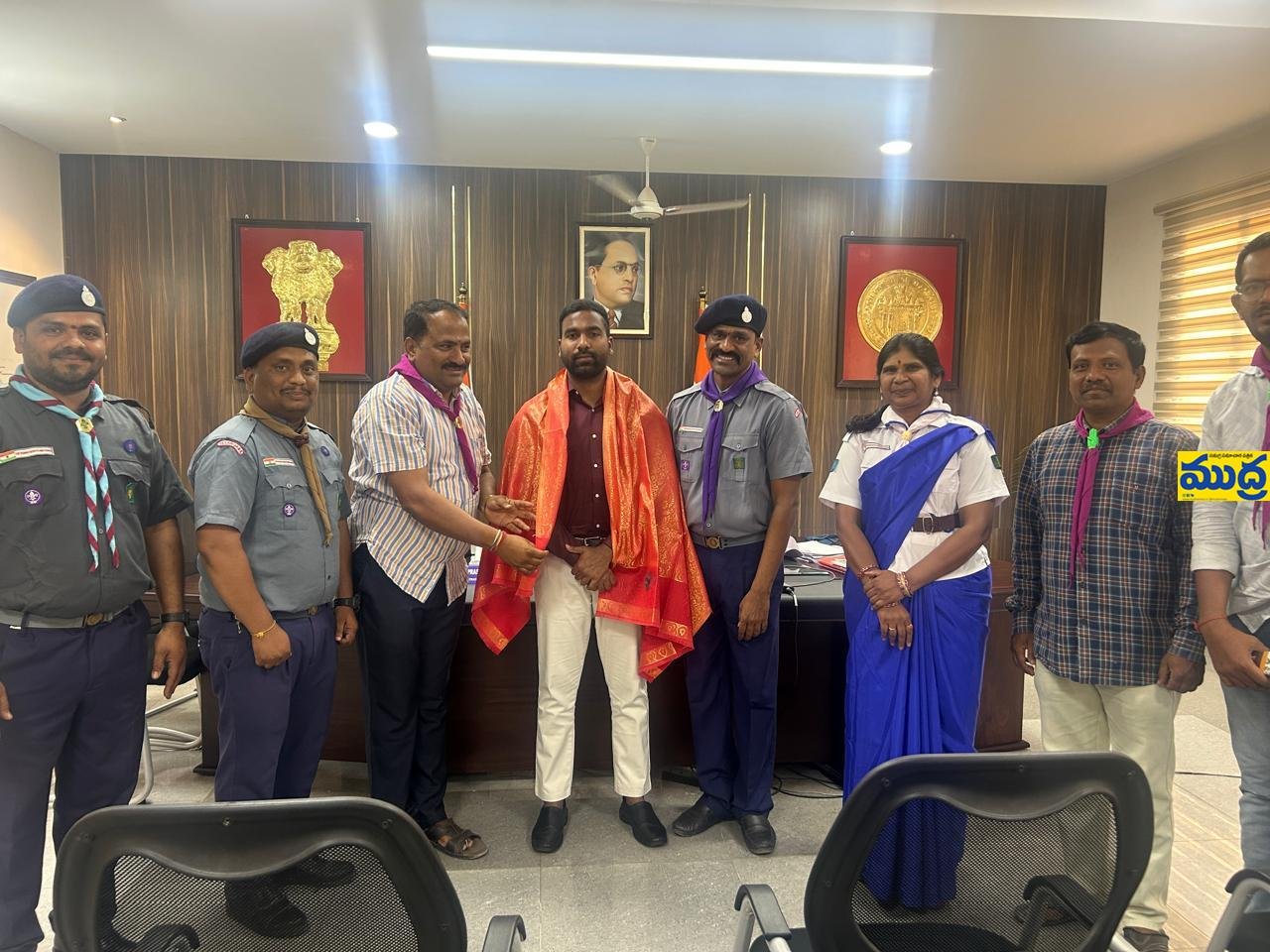 జిల్లా కలెక్టరు కలెక్టరు ని కలిసిన కలిసిన జిల్లా భారత్ స్కౌట్స్ అండ్ గైడ్స్ నూతన నూతన నూతన