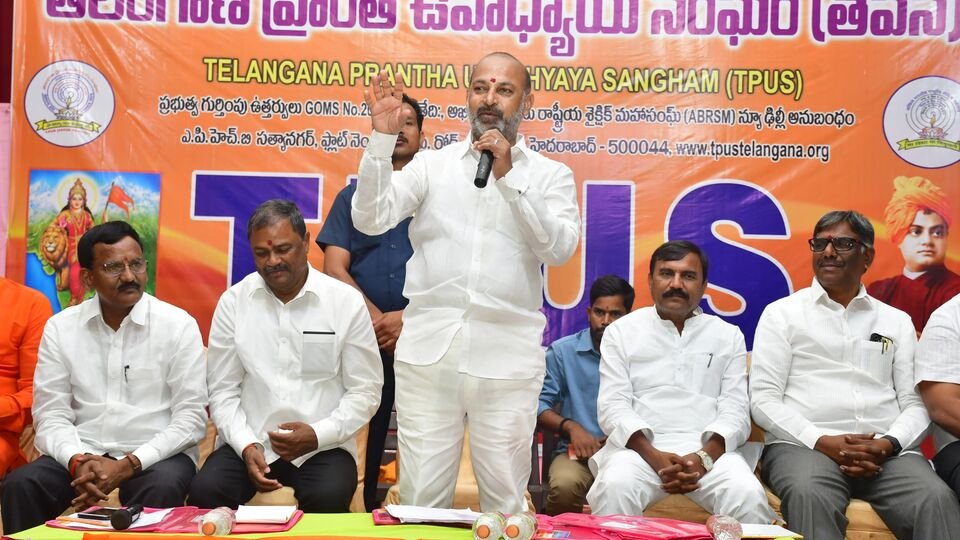 జీడీపీకి, డీ డీ లిమిటేషన్‌కు సంబంధం ఏమిటని ప్రశ్నించిన కేంద్ర మంత్రి బండి సంజయ్- యూనియన్ మంత్రి బండి సంజయ్ GDP మరియు డీలిమిటేషన్ మధ్య సంబంధాన్ని ప్రశ్నించారు, తెలంగాణ.