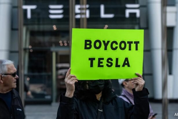 టెస్లా యజమానులు మస్క్ బ్యాక్‌లాష్ మధ్య రికార్డు స్థాయిలో తమ EV లలో వర్తకం చేస్తున్నారు