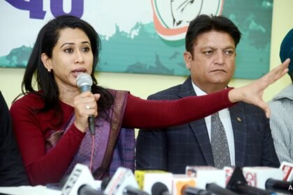 టోన్-చెవిటి పోస్ట్‌ను తొలగించాలని కాంగ్రెస్ ఆదేశాల నాయకుడిని ఇబ్బంది పెట్టారు