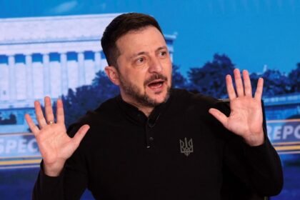 ట్రంప్ ఘర్షణ పడిన ఒక రోజు తర్వాత యుకె పిఎమ్ జెలెన్స్కీకి