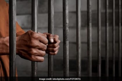 ట్రిపుల్ హత్యకు యుకె క్రాస్బో కిల్లర్ జీవితానికి జైలు శిక్ష అనుభవించాడు