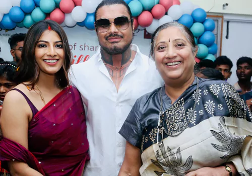 తన పుట్టినరోజు సందర్భంగా సందర్భంగా అనాథ సాయం అందించిన వరలక్ష్మీ శరత్‌కుమార్‌!