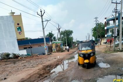 తుంగతుర్తి -వెలుగుపల్లి మెయిన్ రోడ్డుపై ప్రవహిస్తున్న మురుగునీటి ప్రవాహం