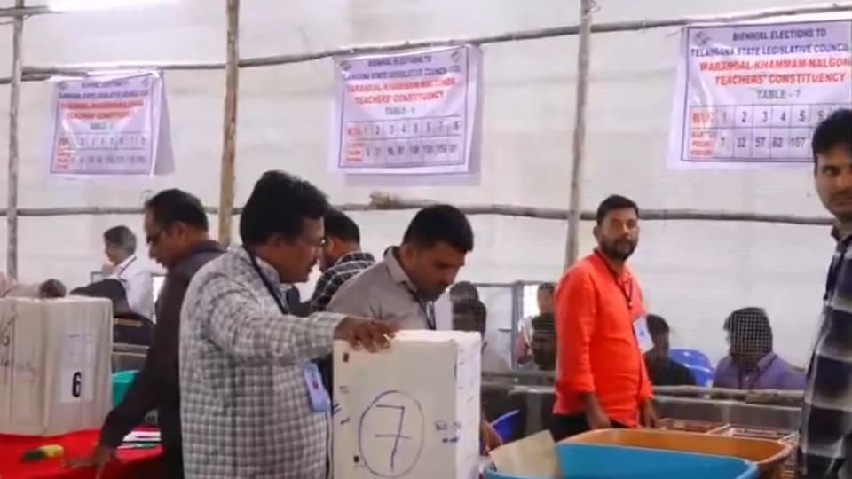 తెలుగు రాష్ట్రాల్లో కొనసాగుతోన్న ఎమ్మెల్సీ ఓట్ల ఓట్ల లెక్కింపు లెక్కింపు లెక్కింపు, తొలి ప్రాధాన్యత ఓట్లలో ఓట్లలో తేలని తేలని ఫలితాలు- MLC ఎన్నికల లెక్కింపు ఓట్లు AP తెలంగ్నా రాష్ట్రాలలో కొనసాగుతున్నాయి మొదటి ప్రాధాన్యత ఓట్లకు అసంకల్పితంగా, ఆంధ్ర ప్రదేశ్ ప్రదేశ్ న్యూస్ న్యూస్