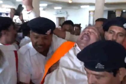 తేనె ఉచ్చు వరుస మధ్య సస్పెండ్, కర్ణాటక ఎమ్మెల్యాస్ మార్షల్స్ చేత నిర్వహించారు