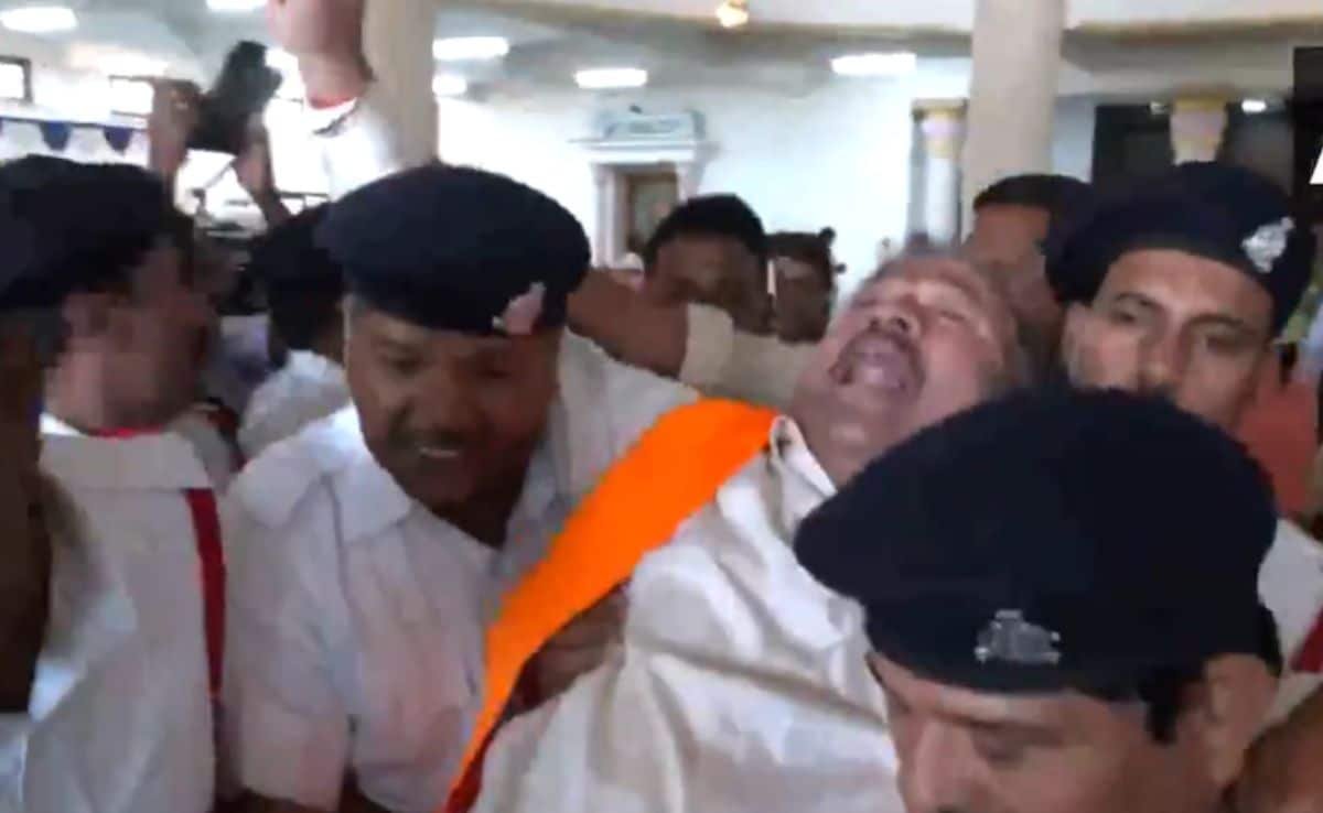 తేనె ఉచ్చు వరుస మధ్య సస్పెండ్, కర్ణాటక ఎమ్మెల్యాస్ మార్షల్స్ చేత నిర్వహించారు