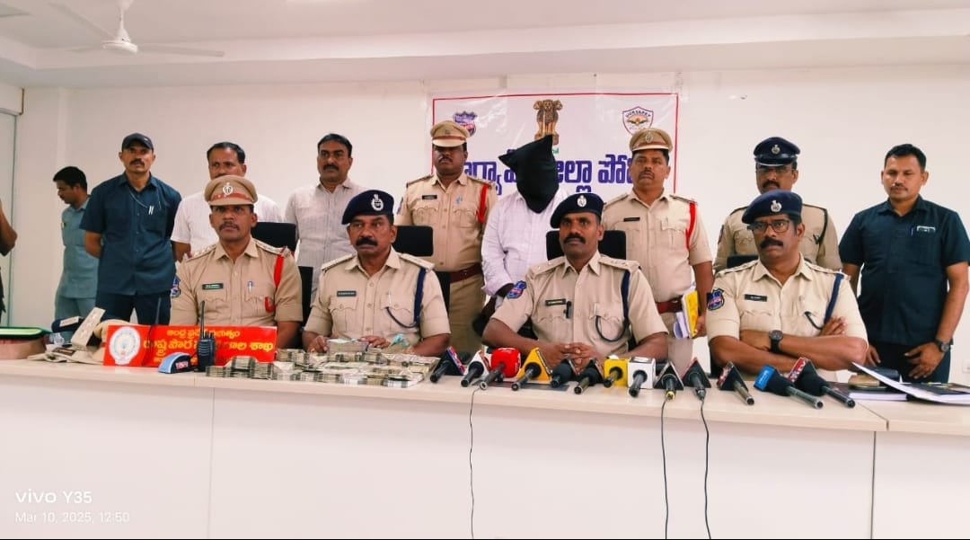 నకిలీ డి.ఎస్.పి నీ అరెస్ట్ చేసిన సూర్యాపేట పట్టణ పోలీసులు పోలీసులు