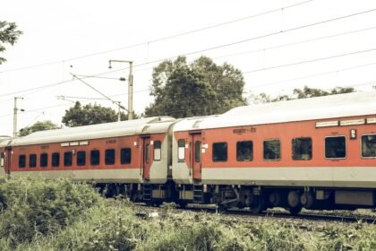 నవజాత శిశువు Delhi ిల్లీ రైల్వే స్టేషన్ సమీపంలో రైలు కోచ్‌ల మధ్య చనిపోయినట్లు గుర్తించారు: పోలీసులు