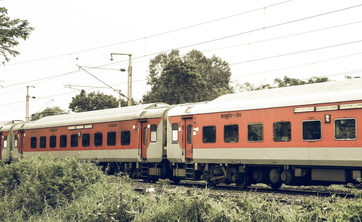 నవజాత శిశువు Delhi ిల్లీ రైల్వే స్టేషన్ సమీపంలో రైలు కోచ్‌ల మధ్య చనిపోయినట్లు గుర్తించారు: పోలీసులు