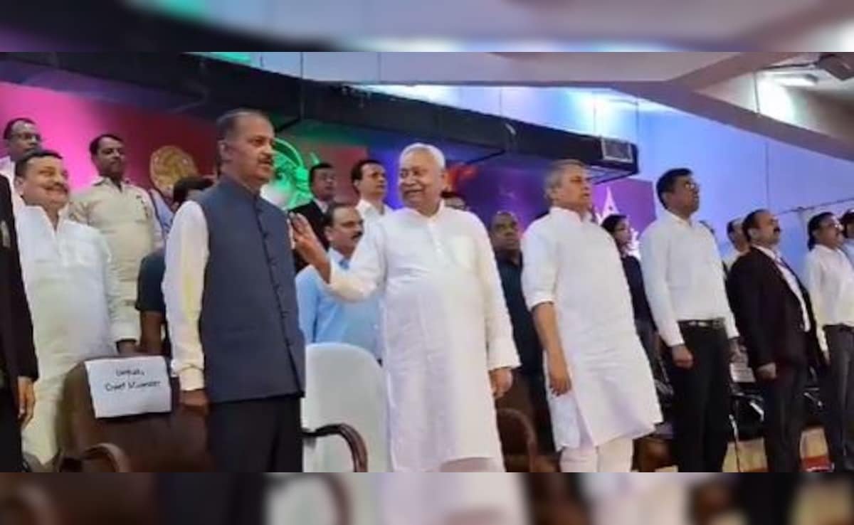 నేషనల్ గీతం ప్లేస్, నితీష్ కుమార్ స్పోర్ట్స్ మీట్‌లో టాక్స్, లాక్స్, ఫిడ్జెట్స్