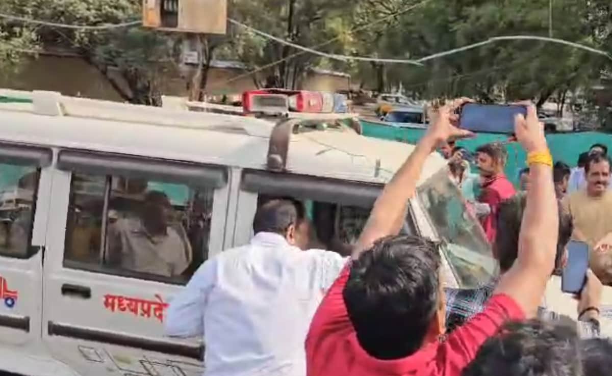 న్యాయవాదులు మధ్యప్రదేశ్ హైకోర్టు స్క్వేర్ను బ్లాక్ చేస్తారు, పోలీసులతో ఘర్షణ