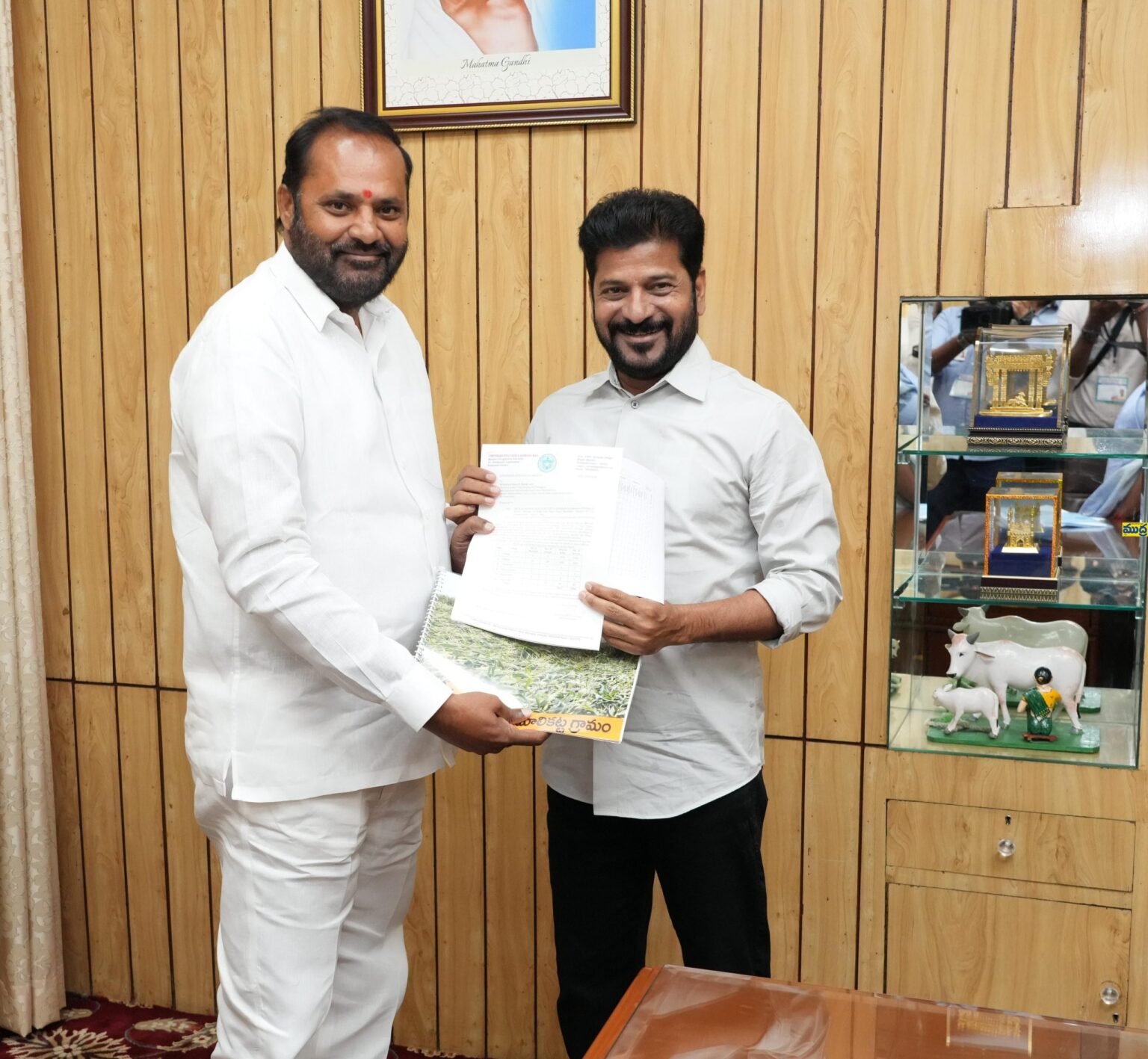 పంట నష్టపోయిన రైతులను రైతులను - ముద్రా న్యూస్