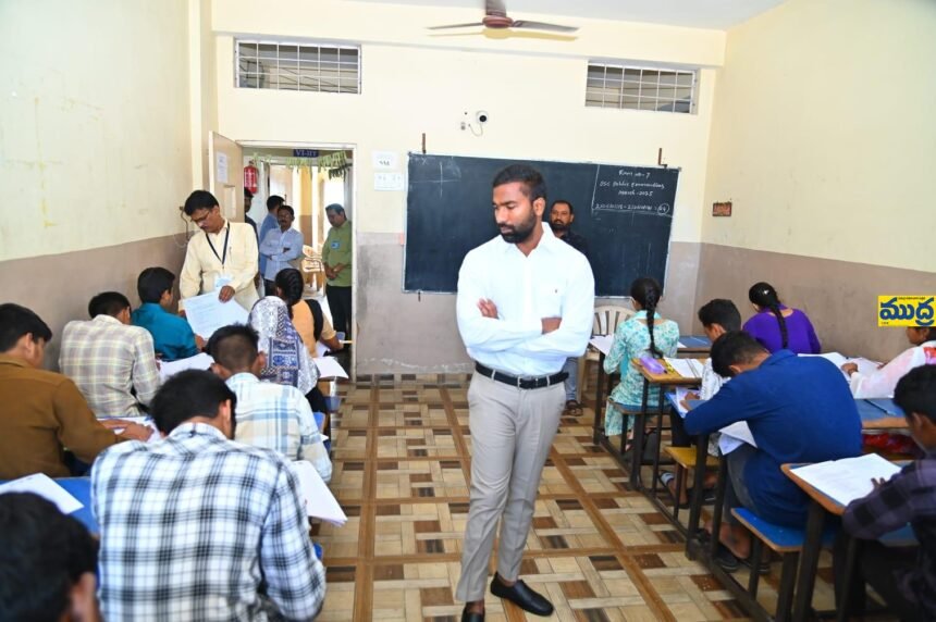 పదవ తరగతి తరగతి పరీక్ష కేంద్రాలను అకస్మిక తనిఖీలు చేసిన జిల్లా కలెక్టర్