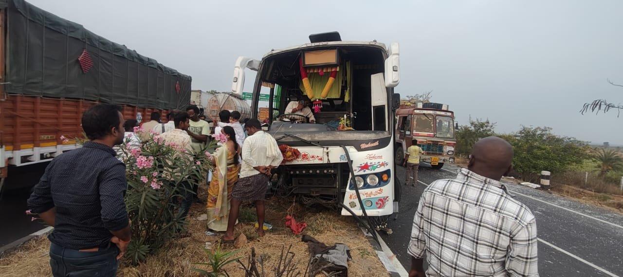 పెబ్బేర్ బైపాస్ లో ఘోర ఘోర రోడ్డు ... ఒకరు ఒకరు ఒకరు ఒకరు