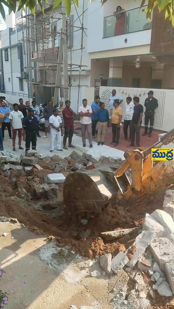 ప్రహరీ గోడను కూల్చివేసిన హైడ్రా హైడ్రా