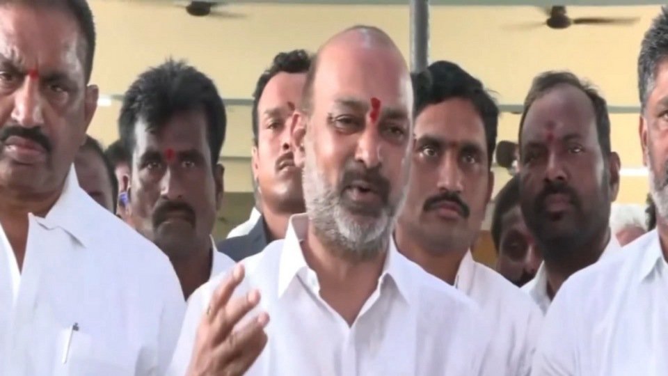 బండి సంజయ్: చెన్నైలో చెన్నైలో దొంగల ముఠా- డీలిమిటేషన్ డీలిమిటేషన్ సమావేశంపై బండి సంజయ్ హాట్ కామెంట్స్ హాట్