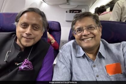 బిజెపి ఎంపి జే పాండా యొక్క "అదే దర్శకత్వం" శశి థరూర్ తో సెల్ఫీ. కాంగ్రెస్ ఎంపి స్పందిస్తుంది