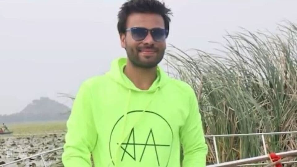 బెట్టింగ్ భూతానికి మరో మరో యువకుడు బలి బలి రైలు రైలు పట్టాలపై పడుకుని ఆత్మహత్య ఆత్మహత్య ఆత్మహత్య-
