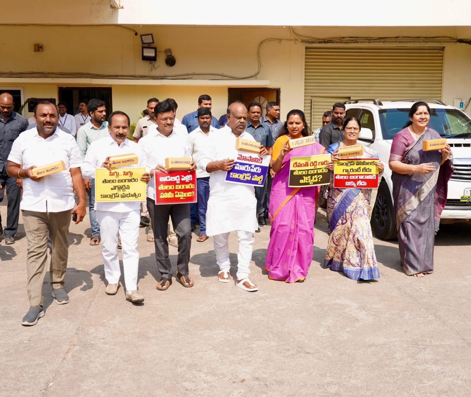 మండలి ఆవరణలో బీఆర్ఎస్ ఎమ్మెల్సీలు ఎమ్మెల్సీలు