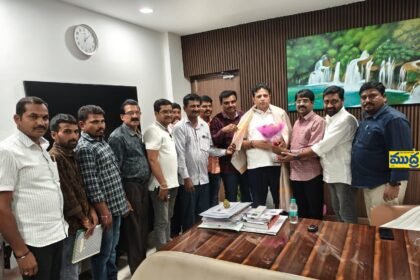 మంథని డివిజన్ డివిజన్ మీడియా ప్రెస్ క్లబ్ క్లబ్ ప్రారంభోత్సవానికి మంత్రి మంత్రి శ్రీధర్ బాబును ఆహ్వానిస్తున్న క్లబ్ అధ్యక్షులు అధ్యక్షులు, సభ్యులు