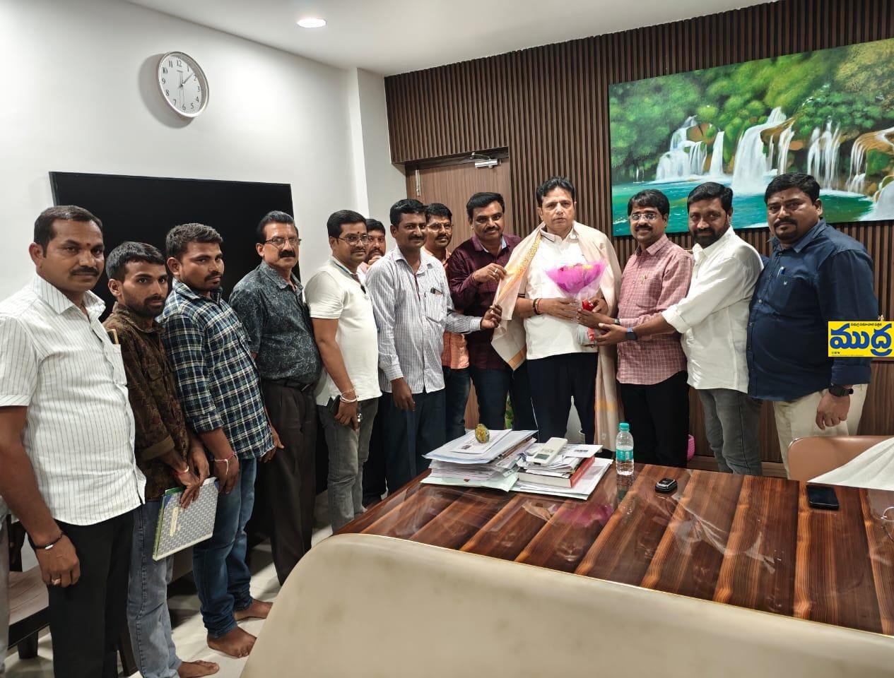 మంథని డివిజన్ డివిజన్ మీడియా ప్రెస్ క్లబ్ క్లబ్ ప్రారంభోత్సవానికి మంత్రి మంత్రి శ్రీధర్ బాబును ఆహ్వానిస్తున్న క్లబ్ అధ్యక్షులు అధ్యక్షులు, సభ్యులు