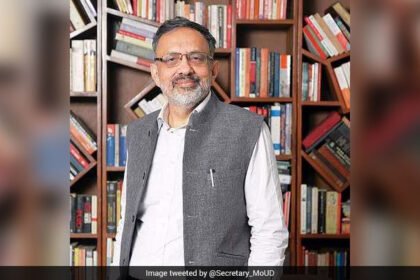 మాజీ కేబినెట్ కార్యదర్శి రాజీవ్ గౌబా పూర్తి సమయం సభ్యునిగా నియమించారు