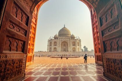 మాజీ నాసా వ్యోమగామి తాజ్ మహల్ సందర్శిస్తాడు