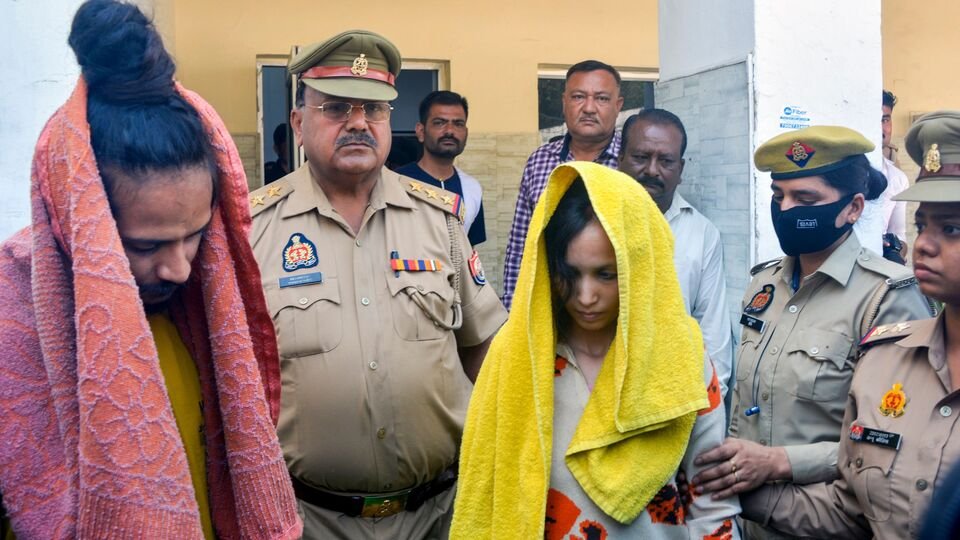 మిరుట్ హత్య: హత్య హత్య, చేసి, మృతదేహాన్ని మృతదేహాన్ని చేసి చేసి, తాపీగా తాపీగా యాత్రకు యాత్రకు యాత్రకు హ్యాప్పీగా హ్యాప్పీగా హోలీ హోలీ హోలీ హోలీ హోలీ హోలీ ..