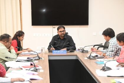 మున్సిపల్ ఆదాయం పెంచుకోవాలి: జిల్లా కలెక్టర్ కోయ శ్రీ హర్ష హర్ష