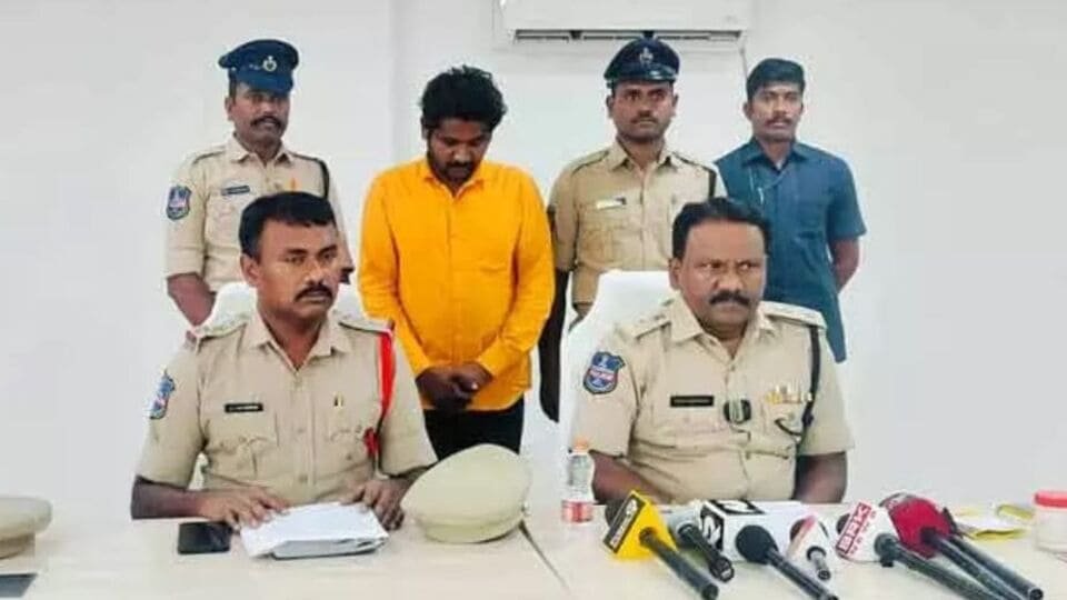 మెదక్‌లో నకిలీ బాబా: మత్తు నీళ్లు ఇచ్చి మహిళలపై అత్యాచారం ..! 'నిమ్మకాయల బాబా' బాగోతం బాగోతం బాగోతం