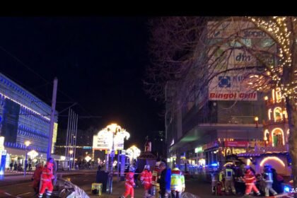 మ్యూనిచ్ దాడి చేసిన కొన్ని వారాల తరువాత జర్మనీ యొక్క మ్యాన్‌హీమ్‌లో కారు పాదచారులలోకి వెళుతుంది