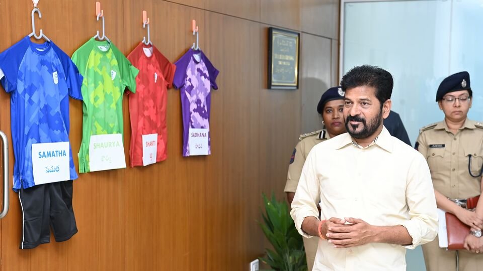యంగ్ ఇండియా పోలీస్ స్కూల్: స్కూల్ యూనిఫామ్స్‌ నమూనాలు పరిశీలించిన సీఎం .. బ్రోచర్ బ్రోచర్ బ్రోచర్ బ్రోచర్