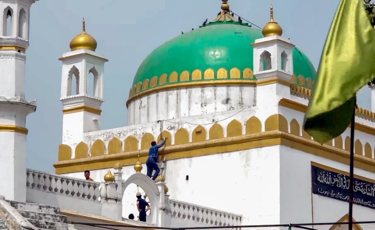 యుపి యొక్క సంభల్ లో జామా మసీదును వైట్ వాషింగ్ కోర్టు ఉత్తర్వుల తరువాత ప్రారంభమవుతుంది