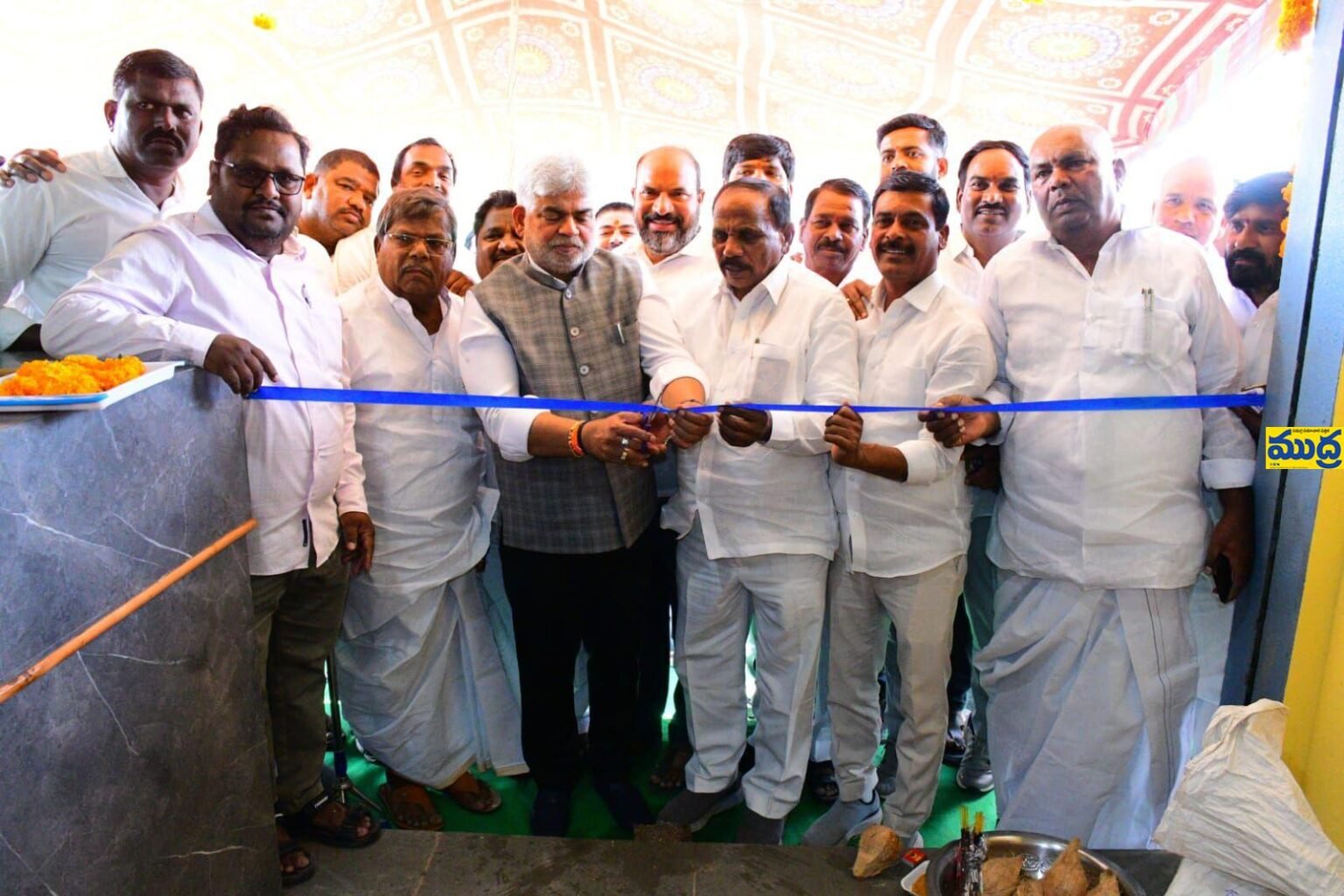 యువత ఉద్యోగాలతో పాటు పాటు స్వయం పై పై దృష్టి పెట్టాలి