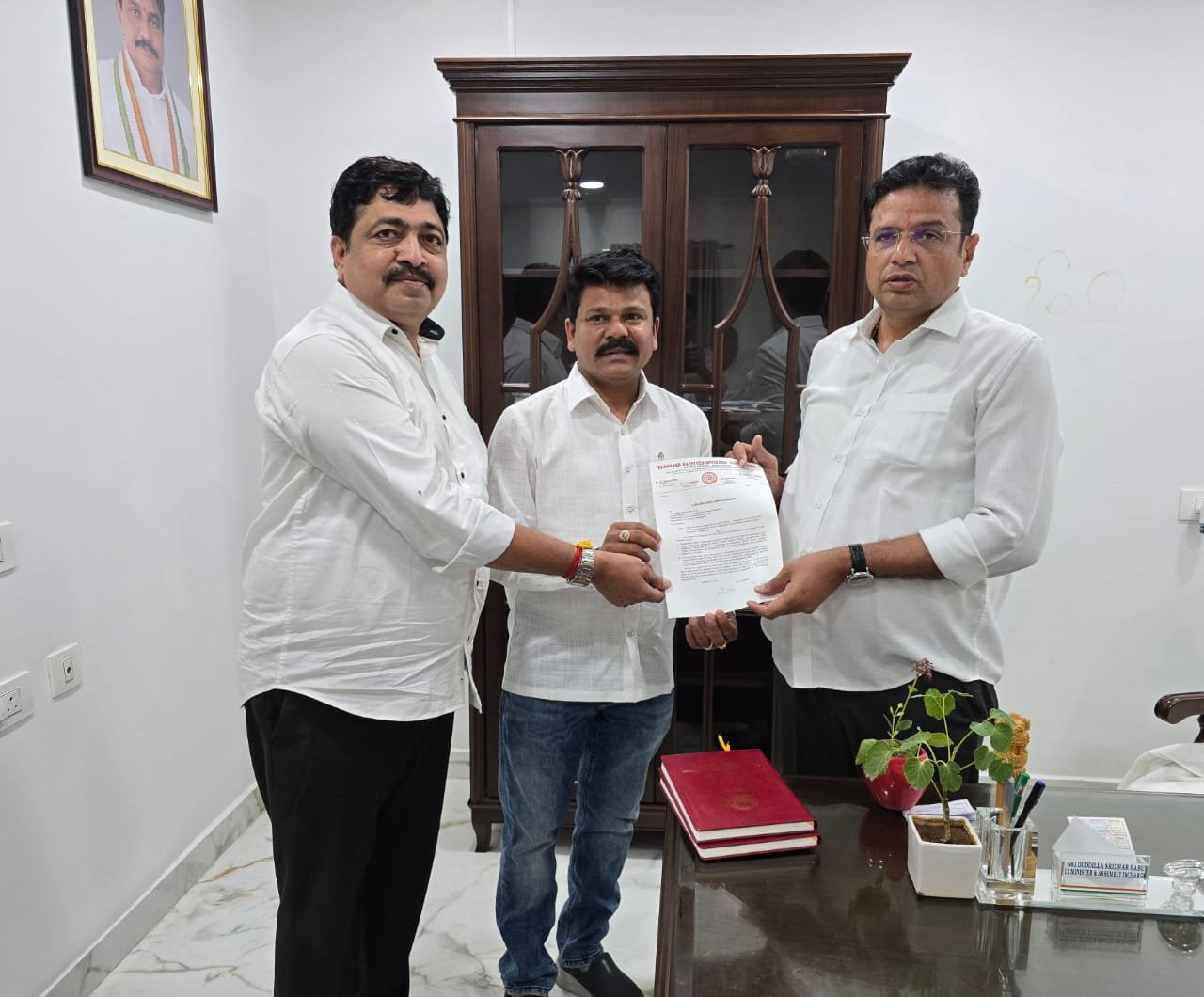 రంగారెడ్డి జిల్లా కలెక్టరేట్లో కలెక్టరేట్లో పనిచేస్తున్న ఉద్యోగులకు hra 24 శాతం హెచ్ ఆర్ ఏ ఇవ్వాలి ఏ